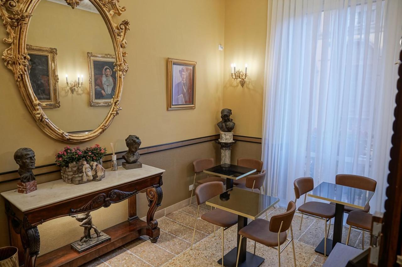 Dimora Donna Elena Bed & Breakfast Napoli Bagian luar foto