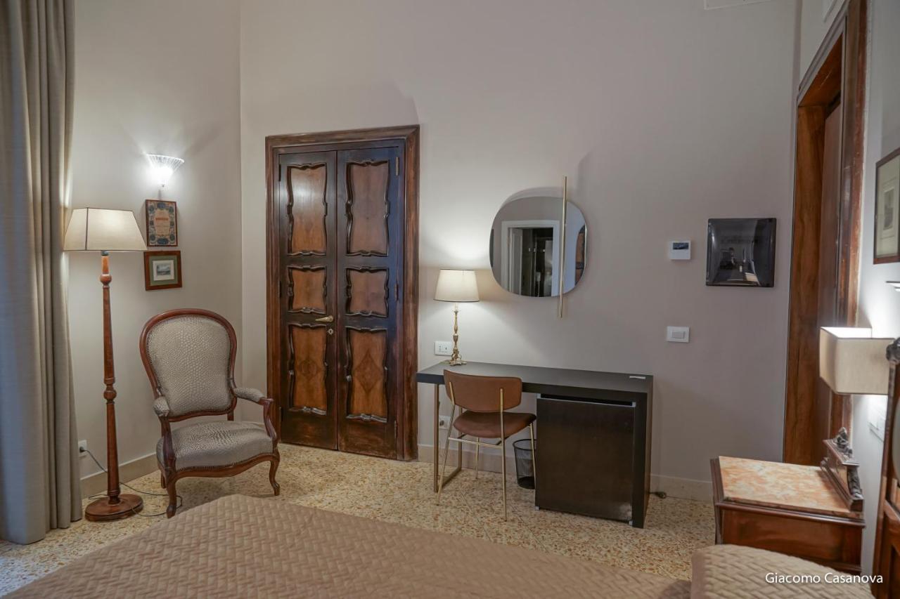 Dimora Donna Elena Bed & Breakfast Napoli Bagian luar foto
